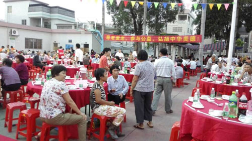 杏仁直播app下载漆厂家 明邦化工走进新塘社区爱心敬老.jpg